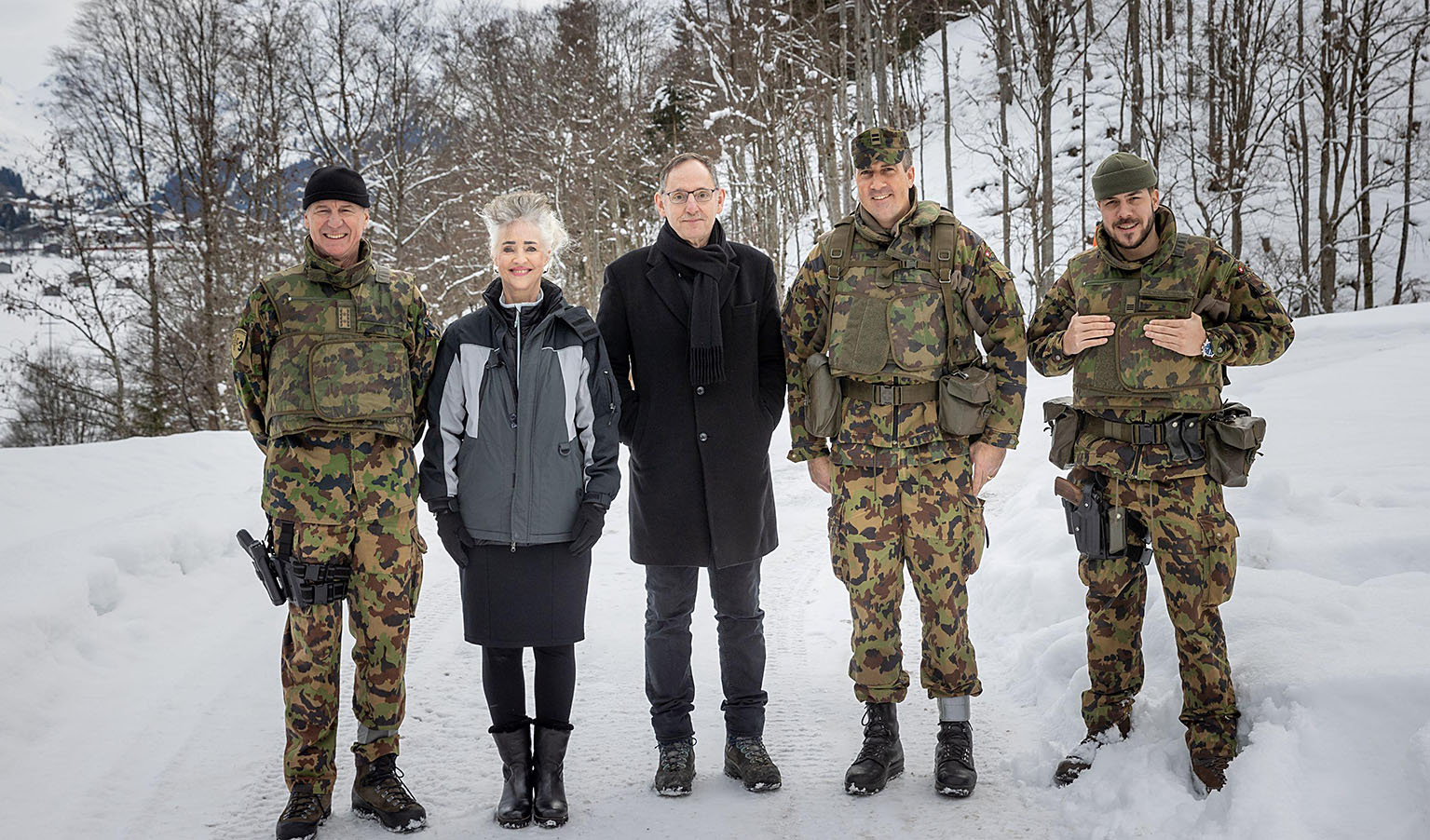 Gruppenbild mit Armeeangehörigen, Carmen Walker Späh und Mario Fehr. 